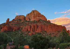 Фото отеля Desert Quail Inn - современное здание с панорамными окнами